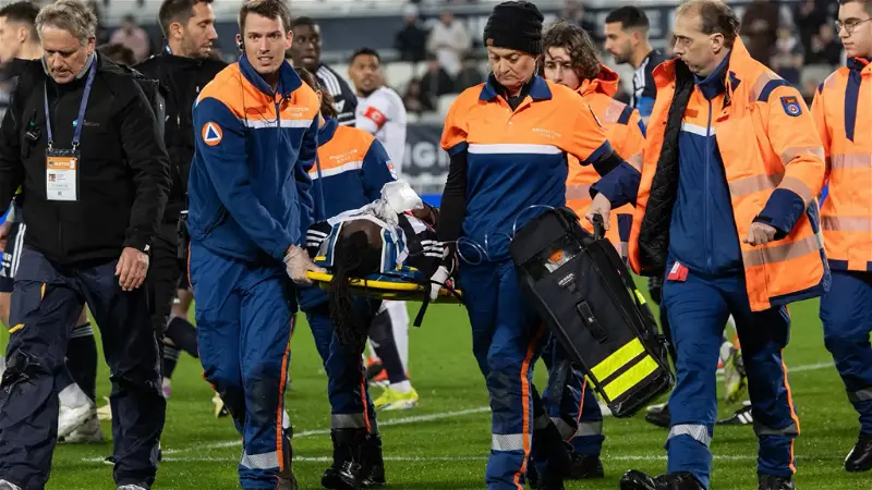 See video of nasty head collision as Honduras footballer Elis remains in coma