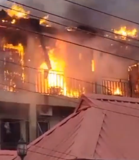 Fire guts building in Lagos (video)