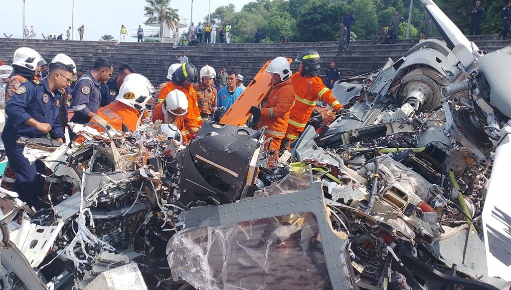 Many dead as two Navy helicopters collide mid-air in Malaysia (photos/video)