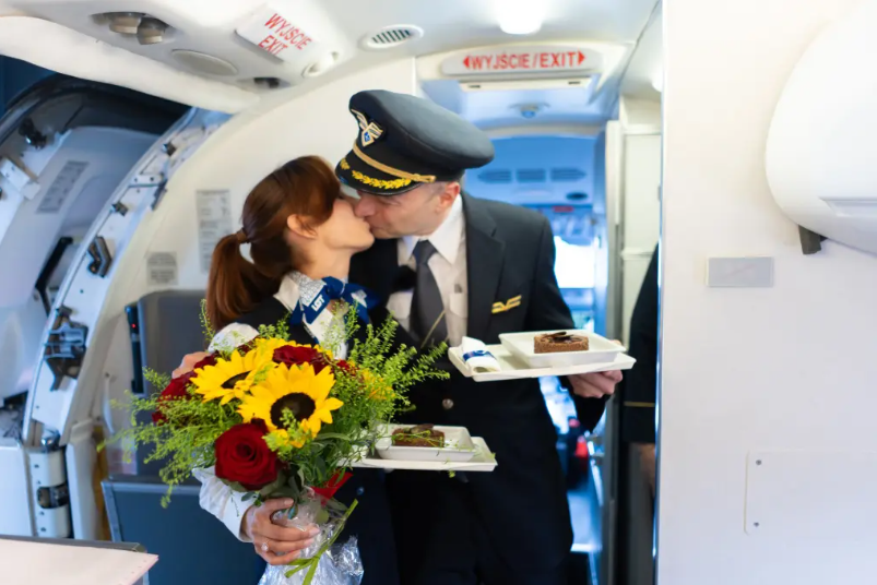 Pilot proposes to flight attendant girlfriend in front of passengers (video)