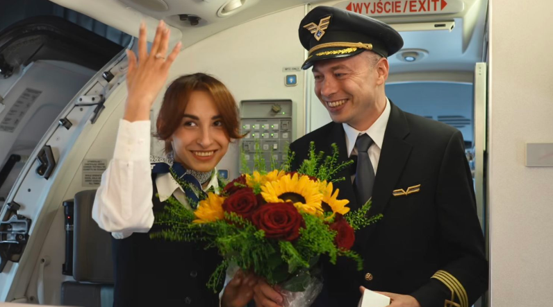 Pilot proposes to flight attendant girlfriend in front of passengers (video)