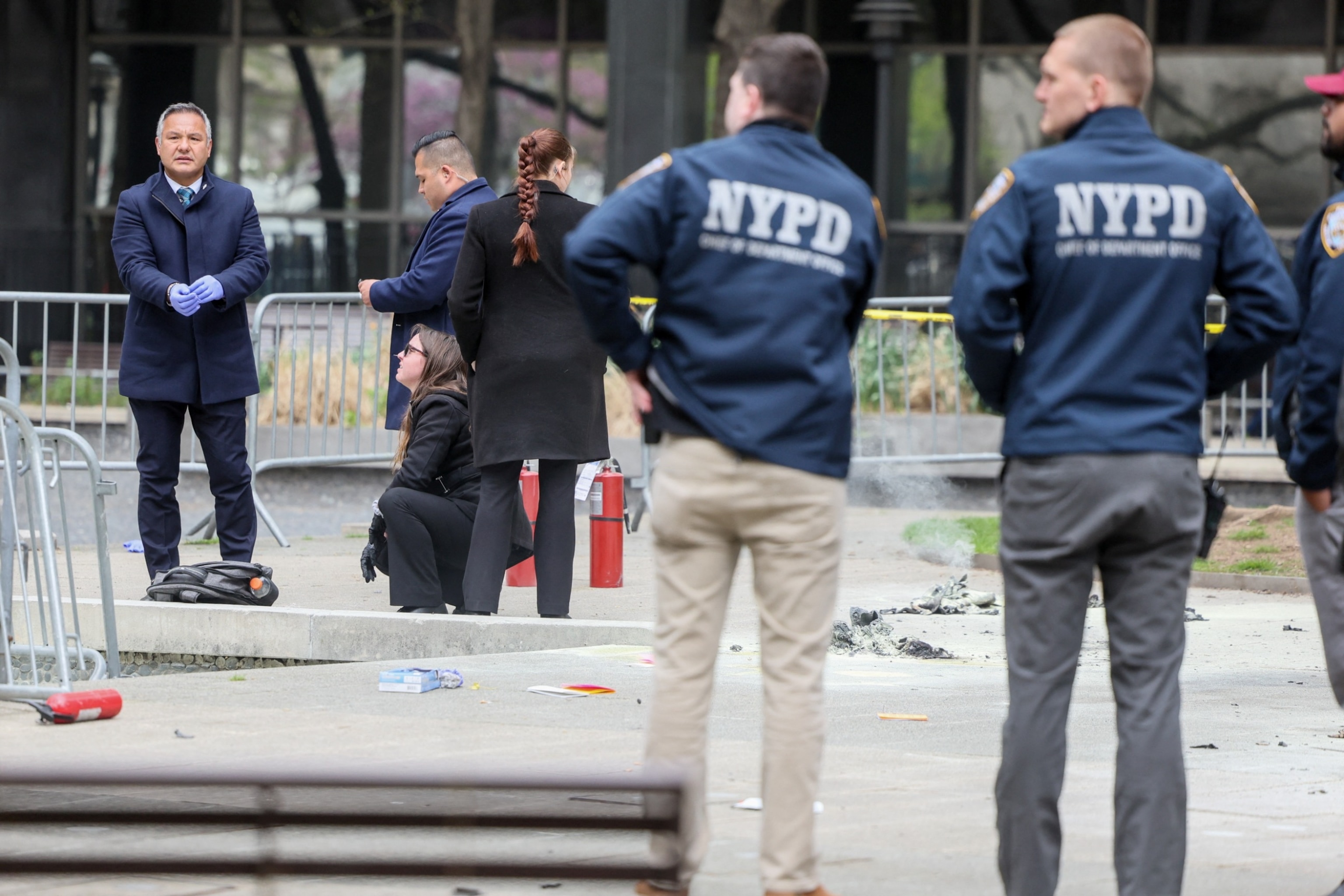 Man sets himself on fire outside Donald Trump�trial��in�Manhattan (Photos)