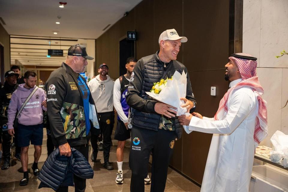 Tyson Fury lands in Saudi Arabia with huge entourage for Oleksandr Usyk undisputed heavyweight title fight (photos/video)